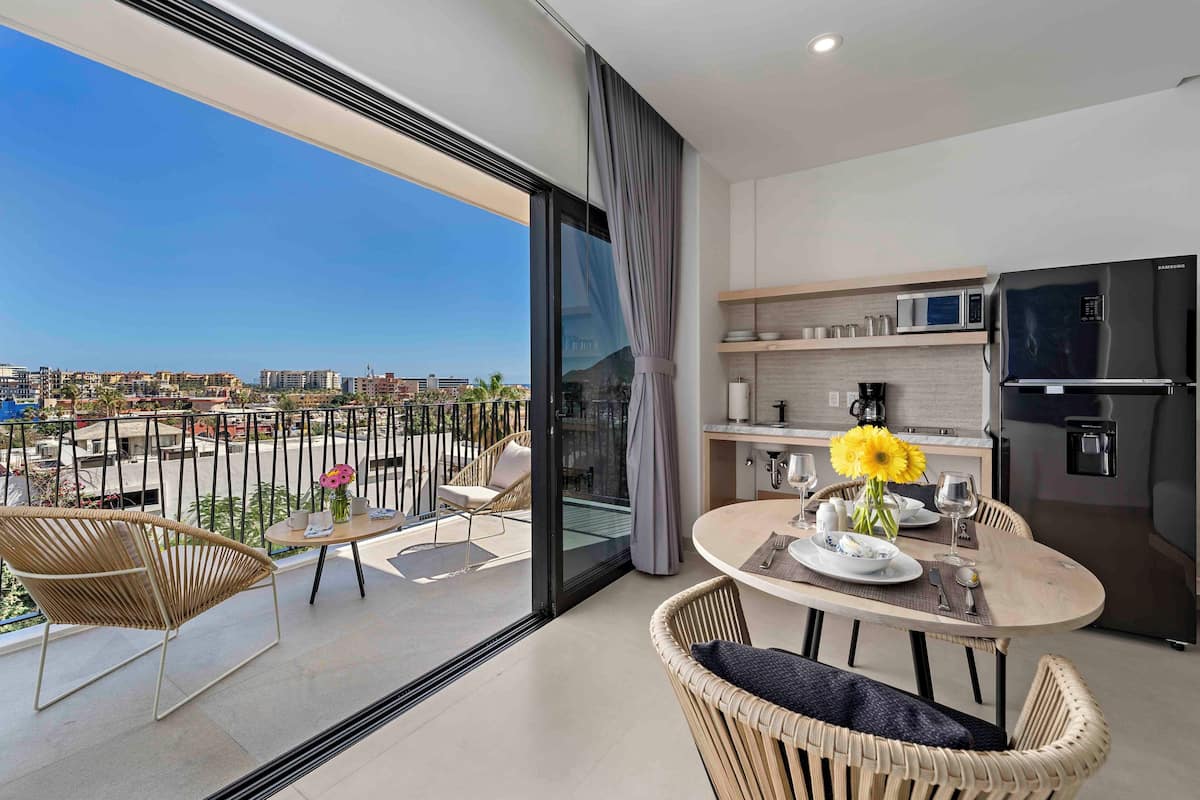 Suite monolocale, 2 letti queen, vista città | Una cassaforte in camera, ferro/asse da stiro, Wi-Fi gratuito, lenzuola