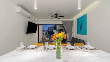 Apartment, 1 King Bed, City View | Private kitchen