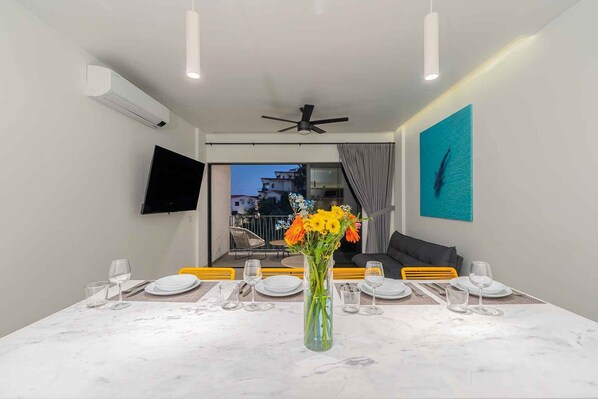 Apartment, 1 King Bed, City View | Private kitchen