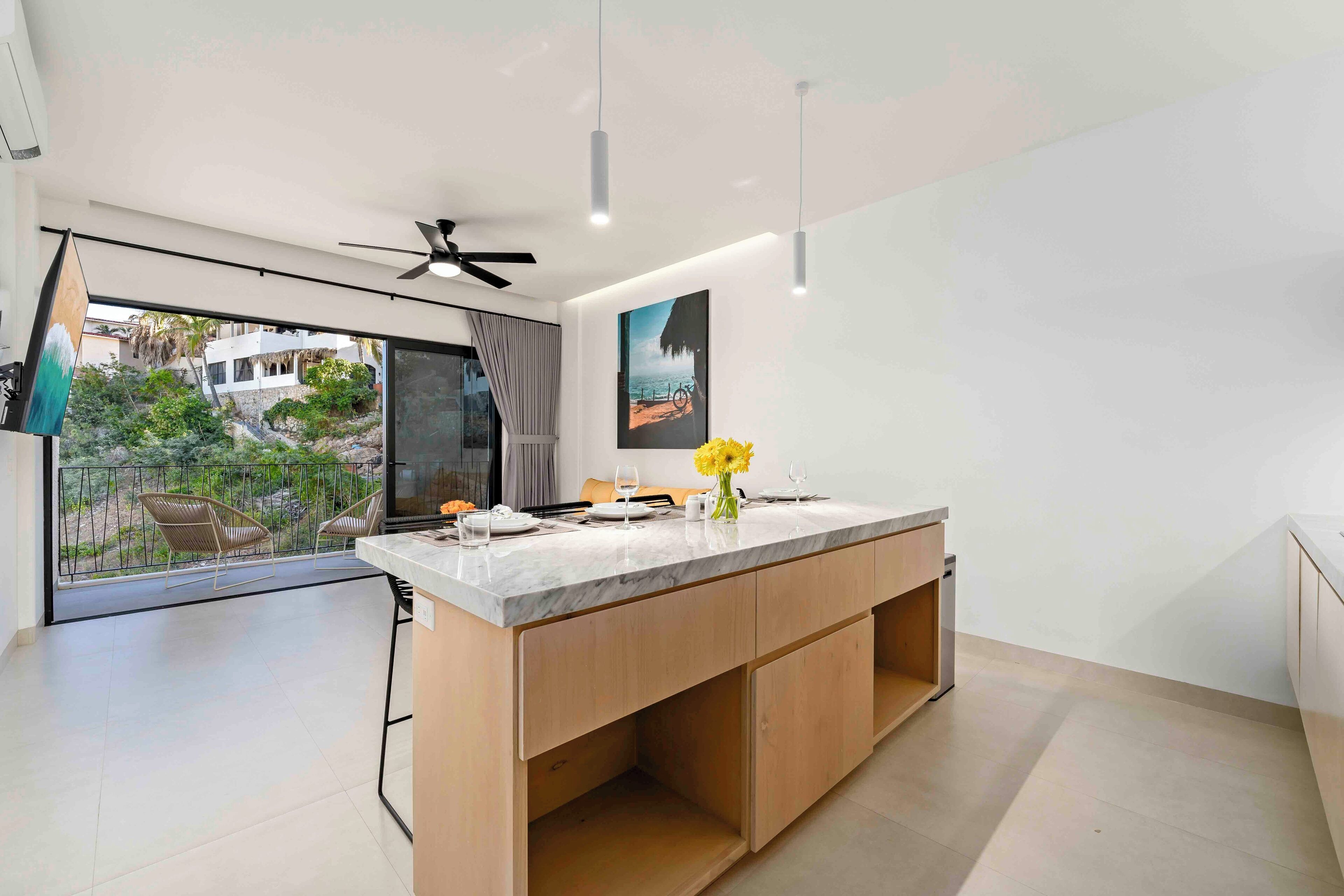 Appartamento, 1 letto king, vista città | Una cassaforte in camera, ferro/asse da stiro, Wi-Fi gratuito, lenzuola