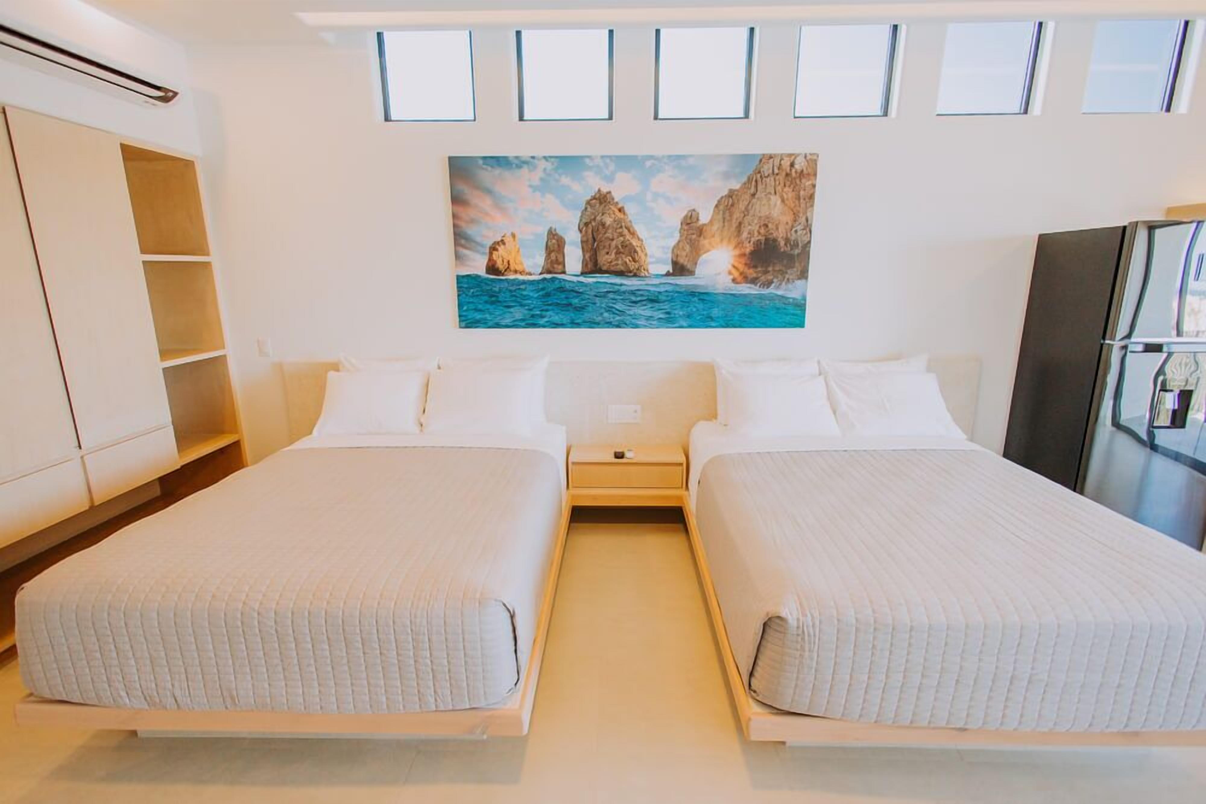 Suíte estúdio, 2 camas Queen, vista para a cidade (301) | Cofres nos quartos, ferros/tábuas de passar roupa, Wi-Fi de cortesia