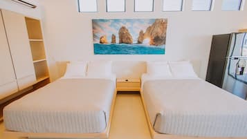 Suíte estúdio, 2 camas Queen, vista para a cidade (301) | Cofres nos quartos, ferros/tábuas de passar roupa, Wi-Fi de cortesia