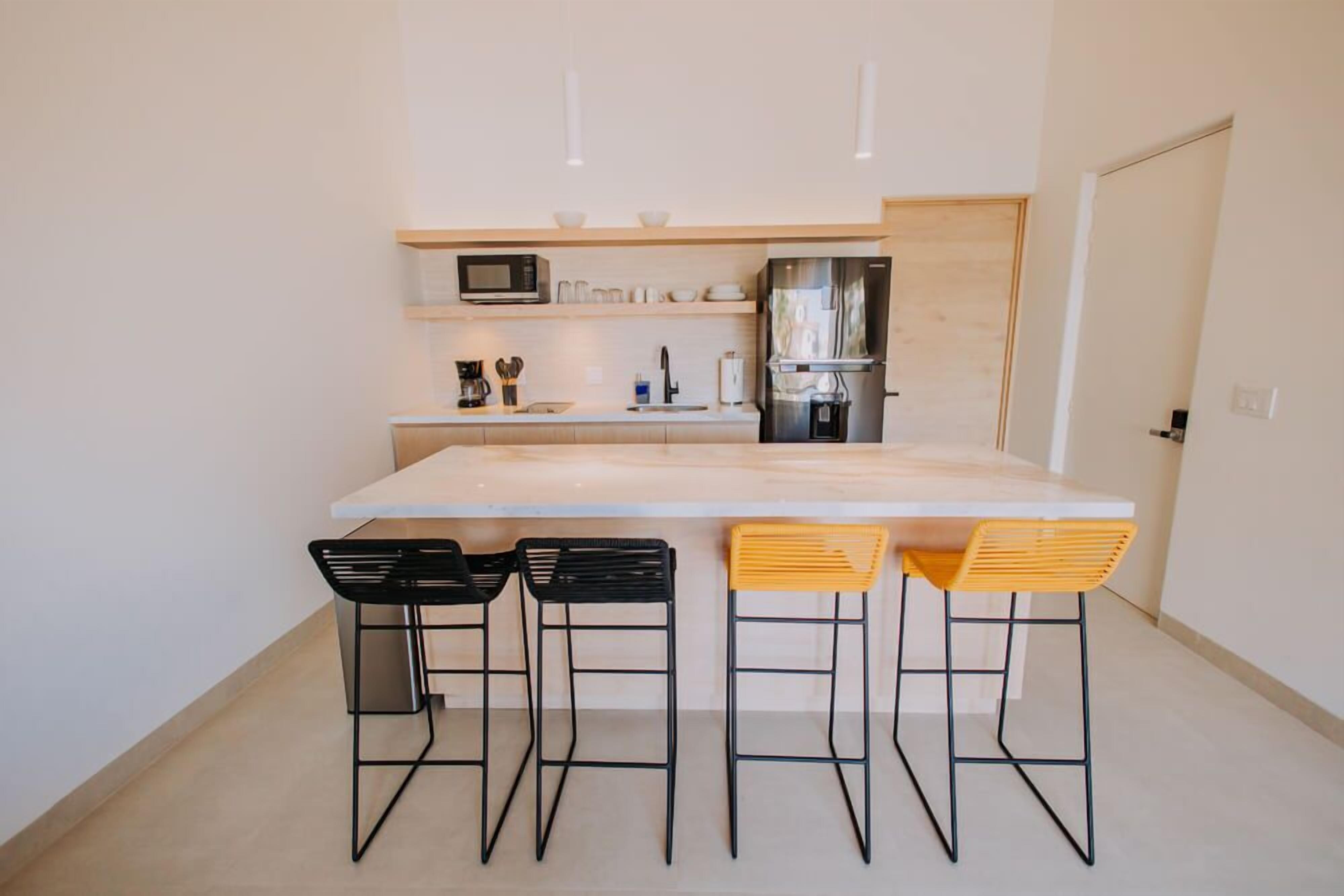 خزنة داخل الغرفة ومكواة/لوح كي وواي فاي مجانًا وملاءات أسرّة