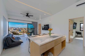 Leilighet – panorama, 2 soverom, byutsikt | Safe på rommet, strykejern/-brett, wi-fi (inkludert) og sengetøy