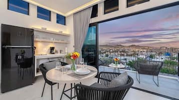 Suíte estúdio, 2 camas Queen, vista para a cidade | Cofres nos quartos, ferros/tábuas de passar roupa, Wi-Fi de cortesia