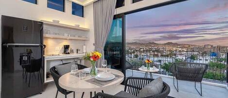 Studiosuite, 2 queensize-senger, byutsikt | Safe på rommet, strykejern/-brett, wi-fi (inkludert) og sengetøy