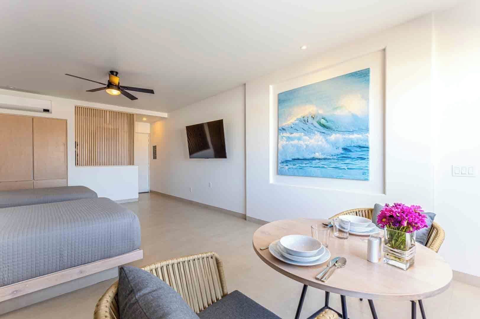 Suite estudio, 2 camas Queen size, vista a la ciudad | Caja de seguridad en la habitación y tabla de planchar con plancha 