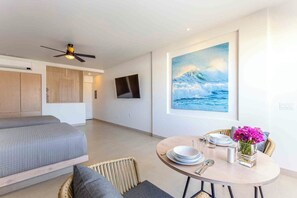 Suite estudio, 2 camas Queen size, vista a la ciudad | Caja de seguridad en la habitación y tabla de planchar con plancha 