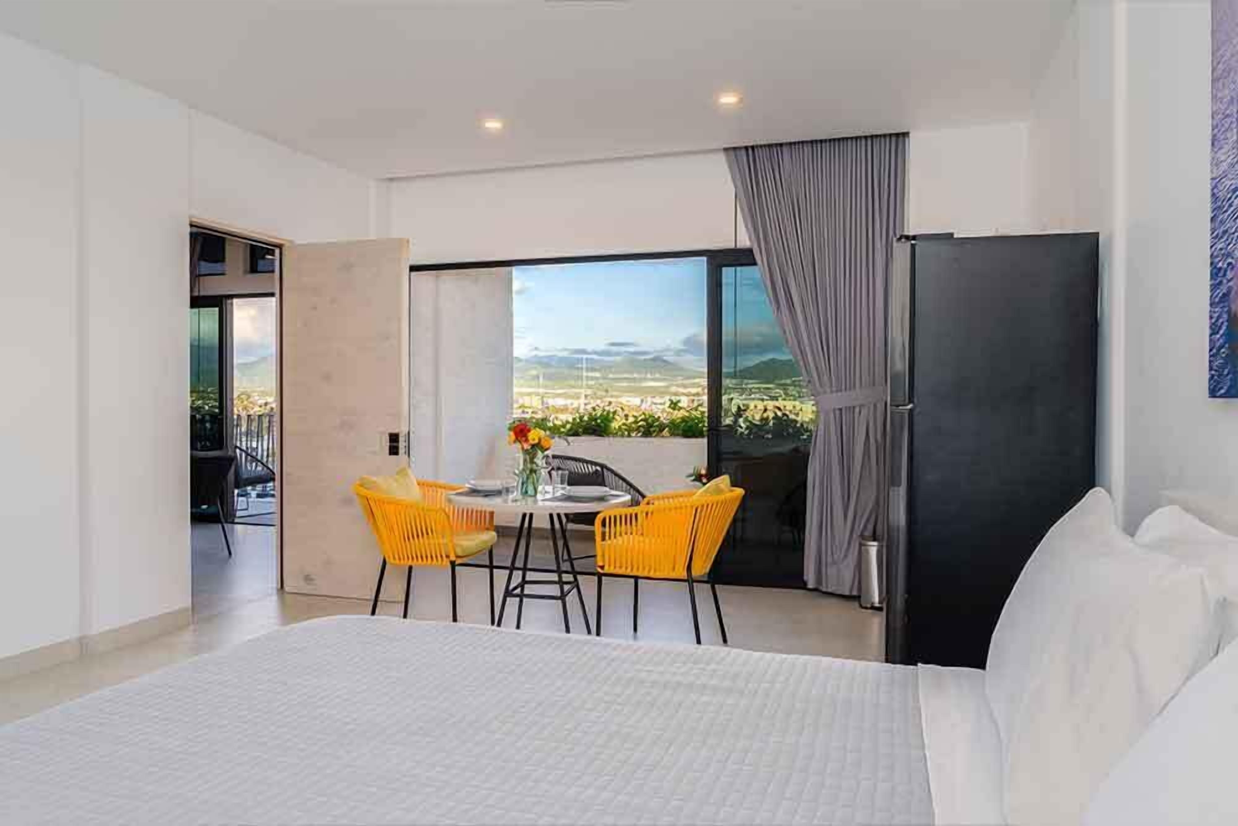 Suite monolocale, 1 letto king, vista città | Una cassaforte in camera, ferro/asse da stiro, Wi-Fi gratuito, lenzuola