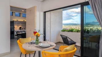 Suite estudio, 1 cama King size, vista a la ciudad | Caja de seguridad en la habitación y tabla de planchar con plancha