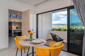 Studio Suite, 1 King Bed, City View | In-room safe, iron/ironing board, free WiFi, bed sheets