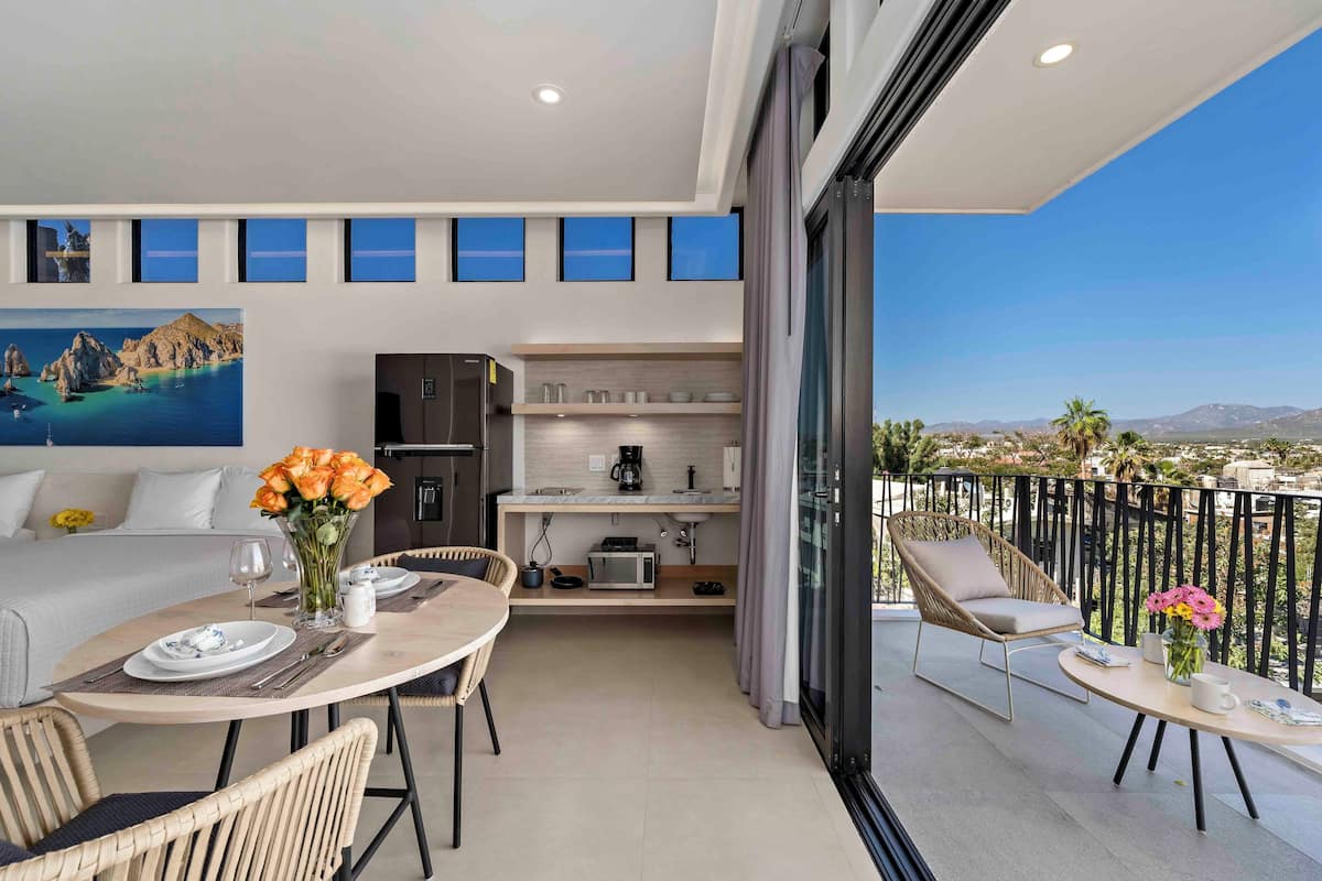 Suite monolocale, 2 letti queen, vista città | Una cassaforte in camera, ferro/asse da stiro, Wi-Fi gratuito, lenzuola