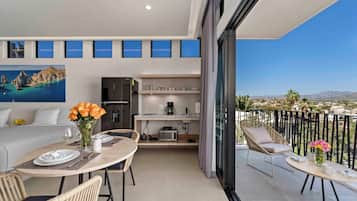 Suíte estúdio, 2 camas Queen, vista para a cidade | Cofres nos quartos, ferros/tábuas de passar roupa, Wi-Fi de cortesia