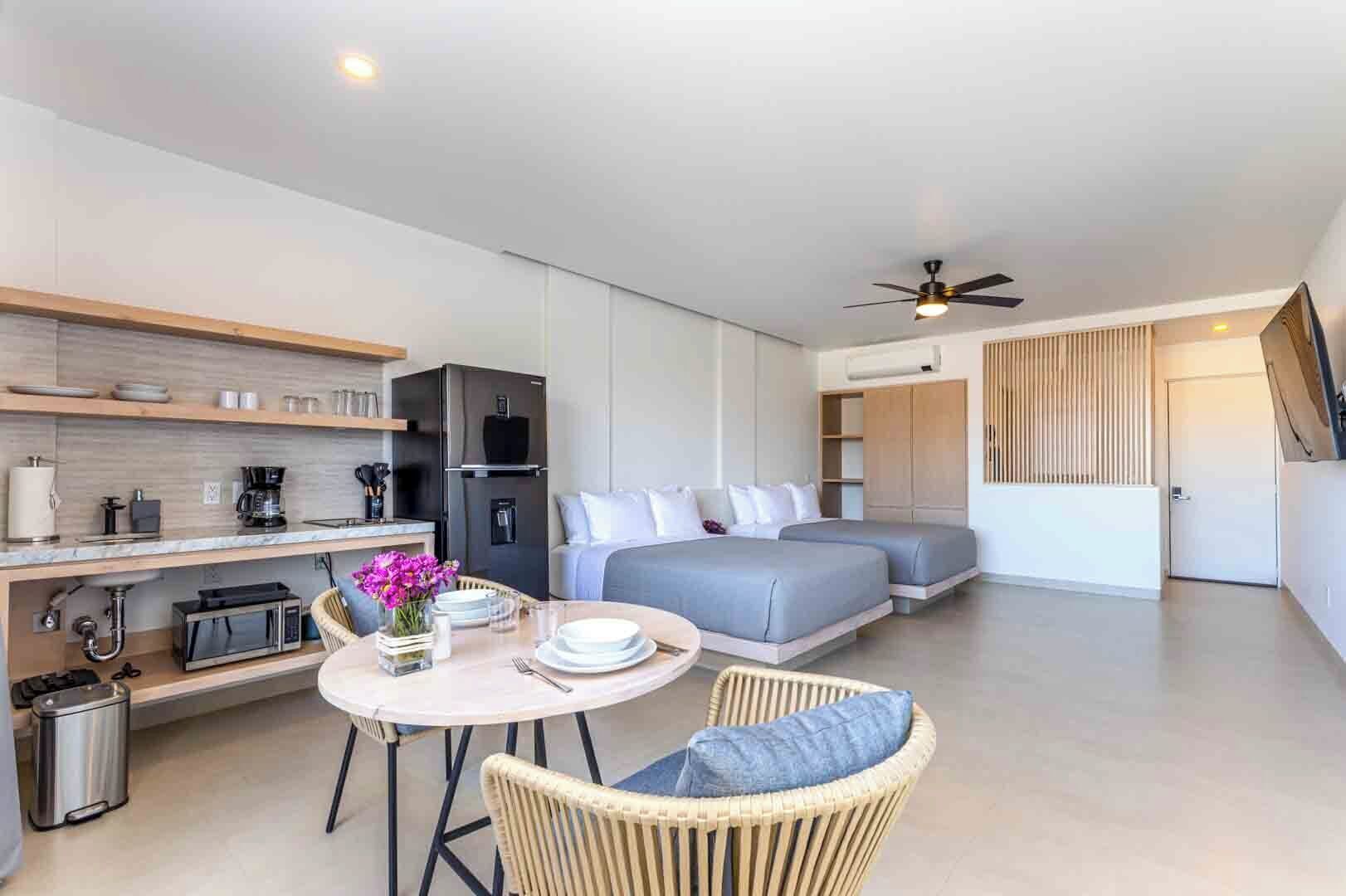 Suite monolocale, 2 letti queen, vista città | Una cassaforte in camera, ferro/asse da stiro, Wi-Fi gratuito, lenzuola