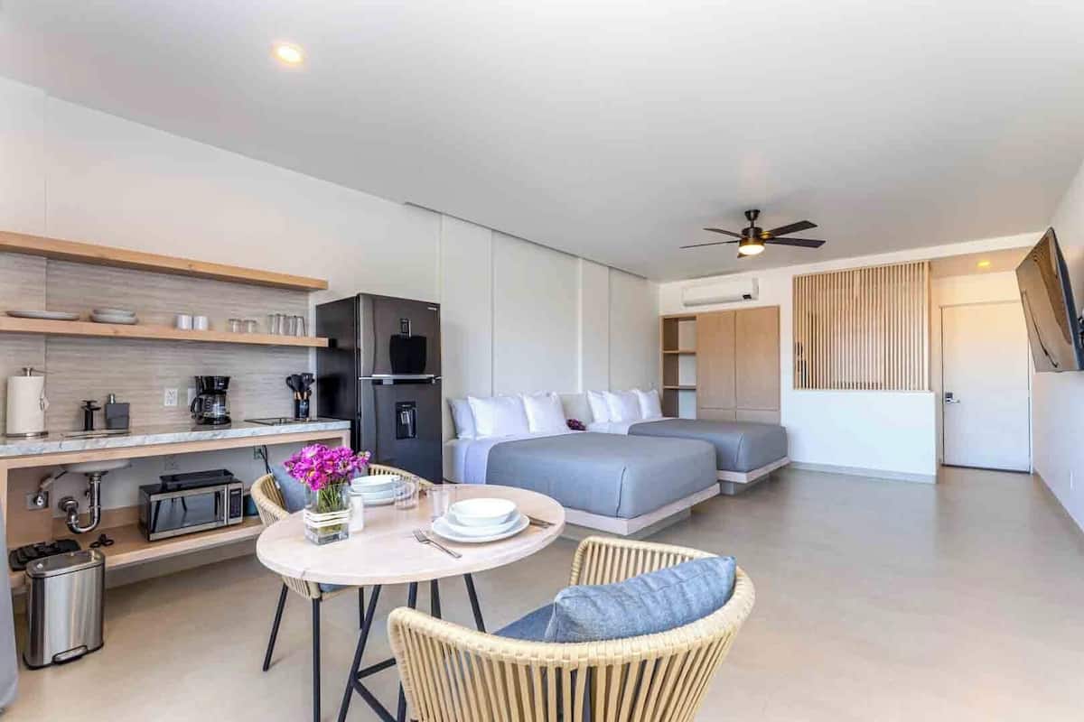 Suite monolocale, 2 letti queen, vista città | Una cassaforte in camera, ferro/asse da stiro, Wi-Fi gratuito, lenzuola