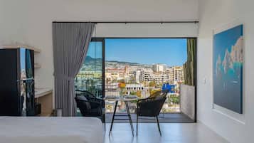 Suíte estúdio, 2 camas Queen, vista para a cidade | Cofres nos quartos, ferros/tábuas de passar roupa, Wi-Fi de cortesia