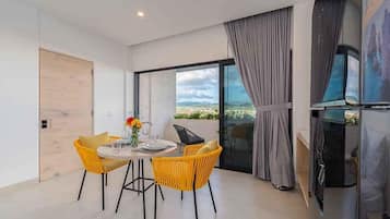 Studio Suite, 1 King Bed, City View | In-room safe, iron/ironing board, free WiFi, bed sheets