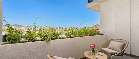 Studio Suite, 1 King Bed, City View | City view