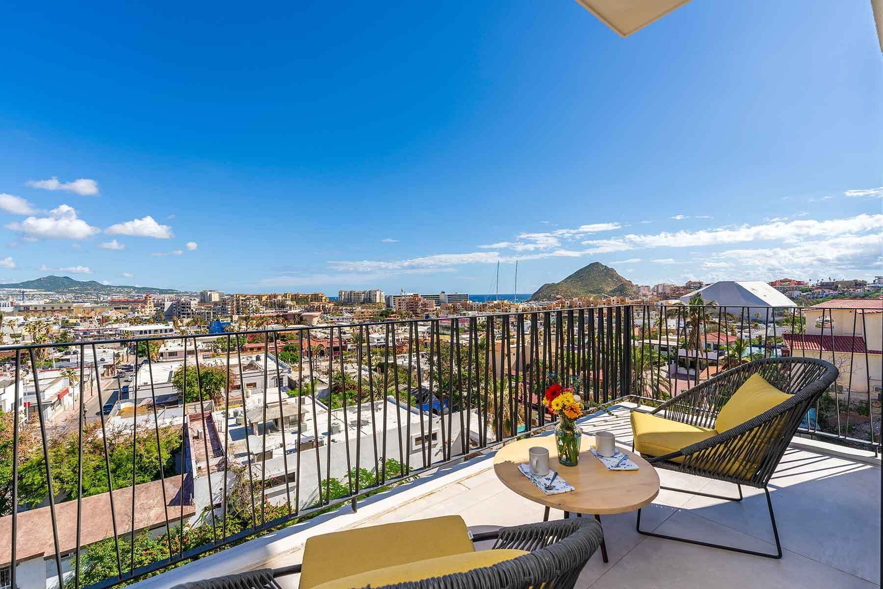 Appartamento panoramico, 2 camere da letto, vista città | Balcone