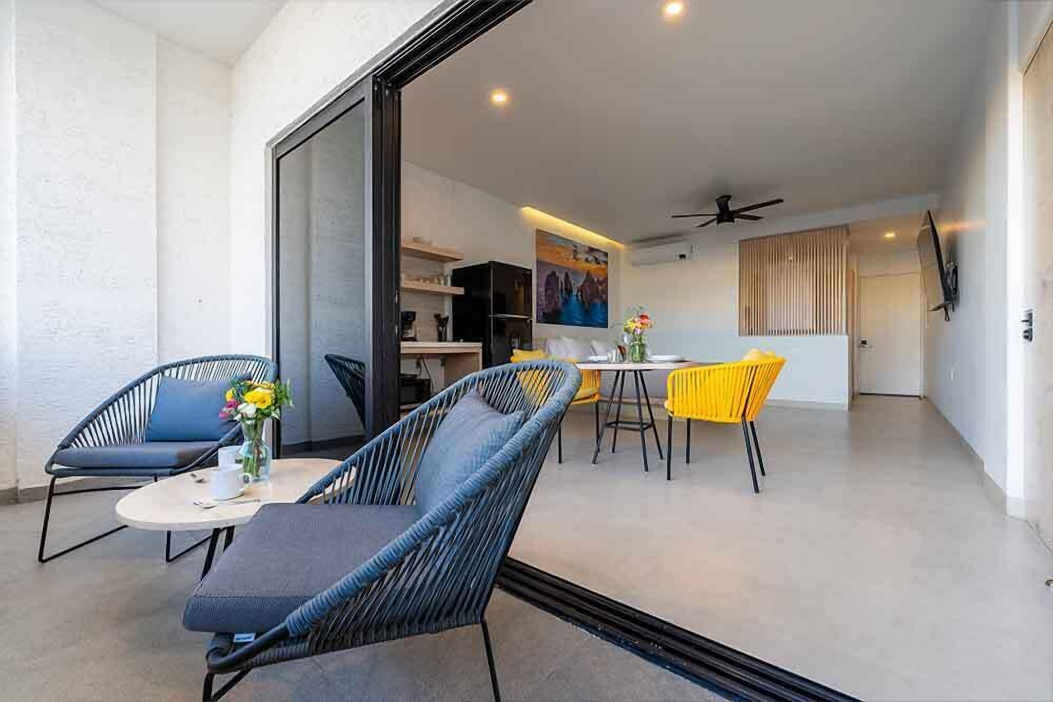 Suite estudio, 1 cama King size, vista a la ciudad | Caja de seguridad en la habitación y tabla de planchar con plancha 