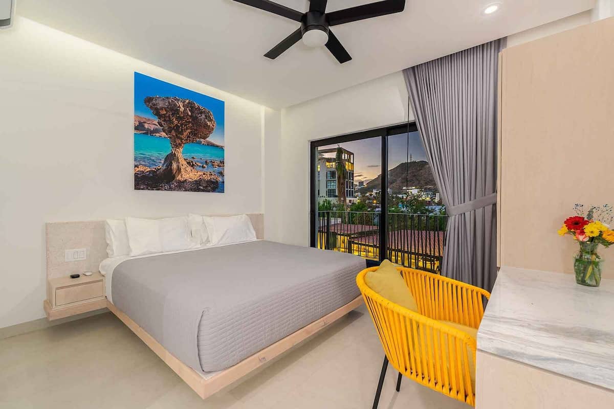 Appartamento, 1 letto king, vista città | Una cassaforte in camera, ferro/asse da stiro, Wi-Fi gratuito, lenzuola