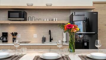 Apartamento, 1 cama King, vista para a cidade (404) | Cozinha privada