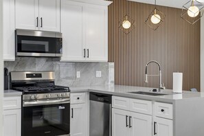 Fridge, microwave, oven, stovetop - Upscale Family Friendly 4Bd Home Near NRG (Houston)