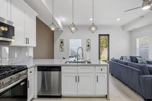 Fridge, microwave, oven, stovetop - Upscale Family Friendly 4Bd Home Near NRG (Houston)