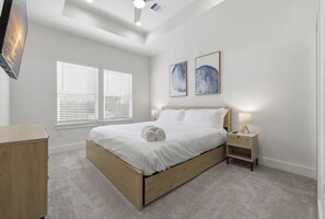 Iron/ironing board, WiFi, bed sheets - Upscale Family Friendly 4Bd Home Near NRG (Houston)