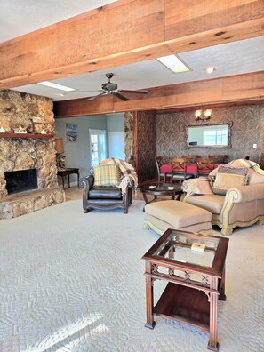 TV, fireplace, books - Lake Eustis Waterfront Sunset House 3/2 Amazing Views! (Eustis)