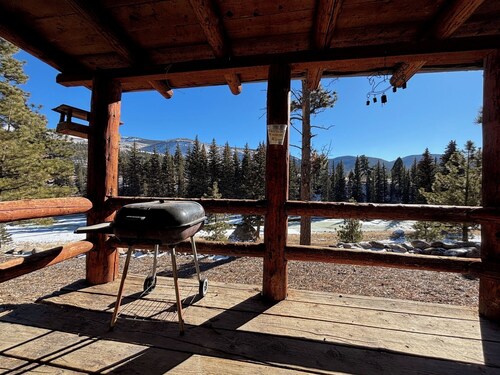 Mountain cabin with river views Sleeps 4. 15 minutes from Wolf Creek Ski Area.