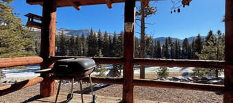 Mountain cabin with river views Sleeps 4. 15 minutes from Wolf Creek Ski Area.