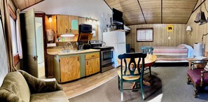 TV, fireplace, DVD player, table football - Mountain cabin, river views and only 15 MINUTES to Wolf Creek Ski area! Sleeps 2. (South Fork)
