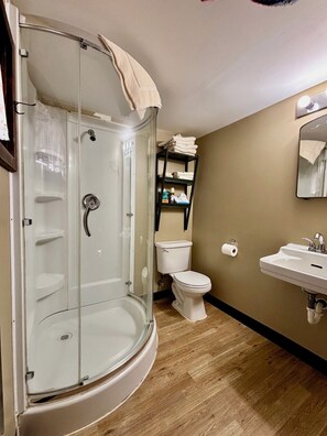 Shower, towels - Mountain cabin, river views and only 15 MINUTES to Wolf Creek Ski area! Sleeps 2. (South Fork)