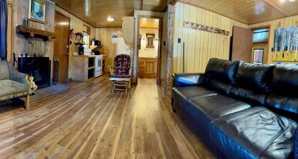 Mountain cabin sleeps 15. Large deck with mountain and river views only 15 minutes to WOLF CREEK SKI AREA. Private stretch(3/4 mile)of river fishing. Fun for every season. UTV/ATV , hiking , fishing ,hunting and more! Duplex Unit rent Ponderosa for