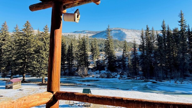 A wooden cabin with a view of a snow-covered landscape and a river. - Great mountain cabin with river views. Sleeps 4. 15 miles to Wolf Creek Ski area and 3/4 mile private fishing. (South Fork)