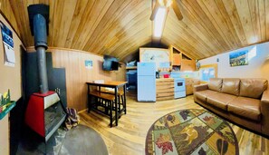 Fernseher, Kamin, DVD-Player, Tischfußball