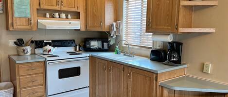 Kjøleskap, mikrobølgeovn, ovn og kokeplater