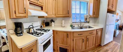 Kjøleskap, mikrobølgeovn, ovn og kokeplater