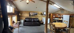 Fernseher, Kamin, DVD-Player, Tischfußball