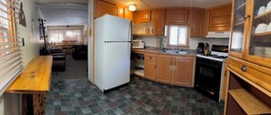 Fridge, microwave, oven, stovetop - Mountain cabin sleeps 11 . 15 minutes from Wolf Creek Ski Area. (South Fork)