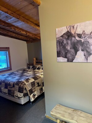 4 bedrooms, iron/ironing board, WiFi, bed sheets - Mountain cabin sleeps 11 . 15 minutes from Wolf Creek Ski Area. (South Fork)
