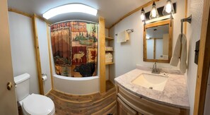 Shower, towels - Mountain cabin sleeps 11 . 15 minutes from Wolf Creek Ski Area. (South Fork)