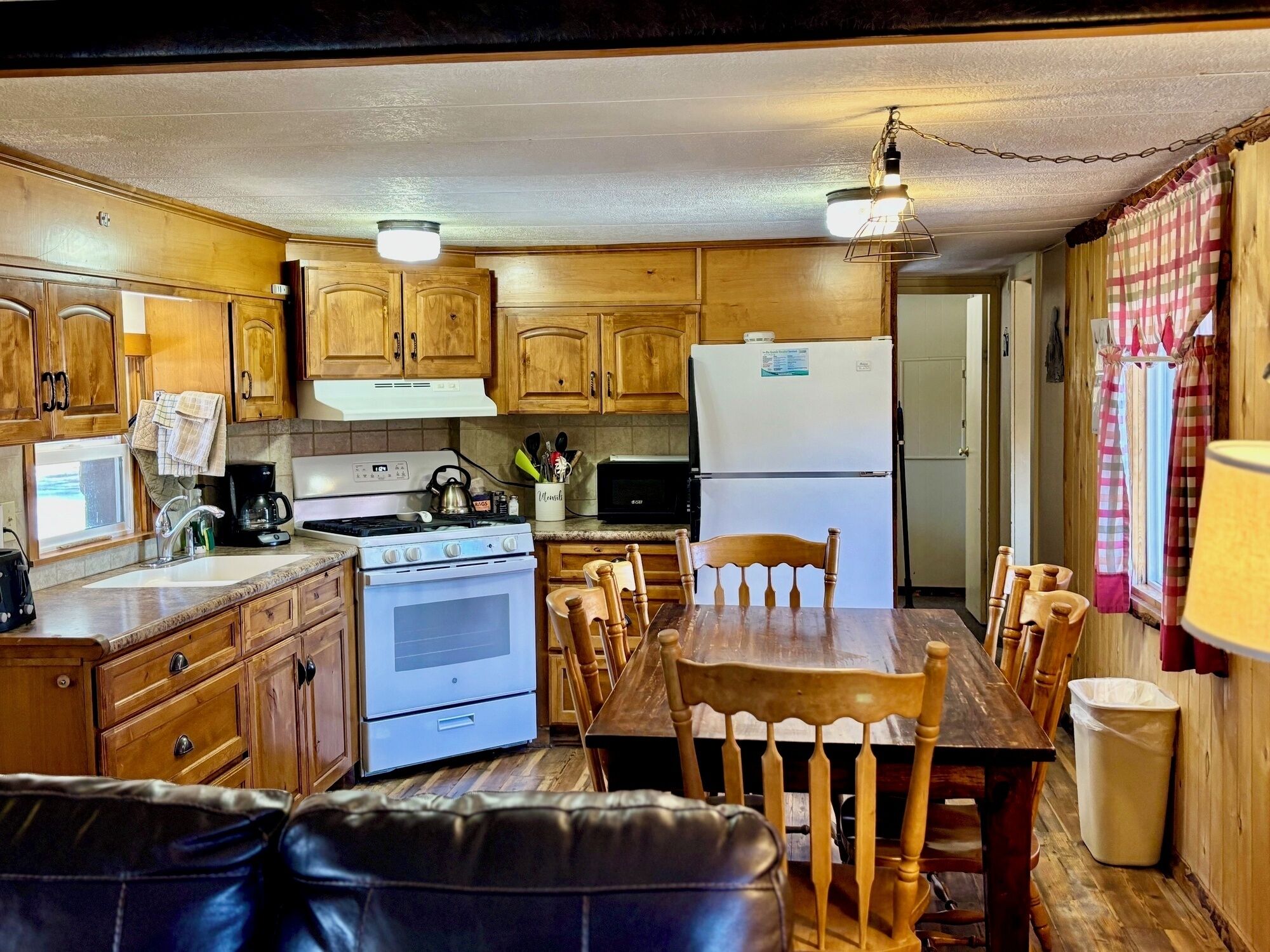 Køleskab, mikrobølgeovn, ovn, kogeplade