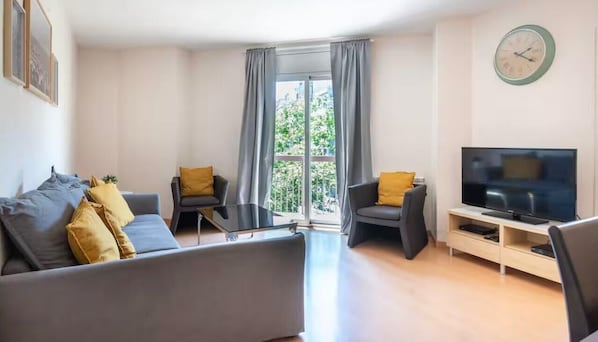 Living area - Serene 3-bedroom apartment with AC in vibrant Barcelona (Barcelona)