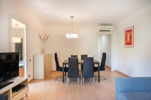 Interior - Serene 3-bedroom apartment with AC in vibrant Barcelona (Barcelona)