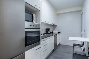 Private kitchen - Serene 3-bedroom apartment with AC in vibrant Barcelona (Barcelona)