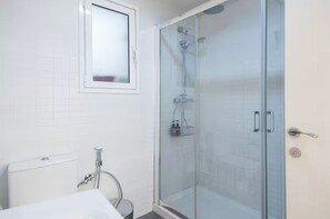 Secadora de cabello, toallas, papel de baño