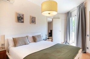 3 bedrooms, WiFi - Serene 3-bedroom apartment with AC in vibrant Barcelona (Barcelona)