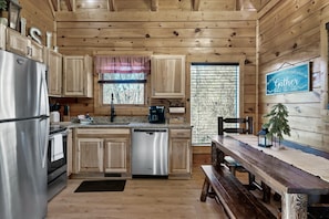 Coffee/tea maker, fridge, microwave, oven - Breathtaking Mountain Views • Game Room • Hot Tub (Sevierville)
